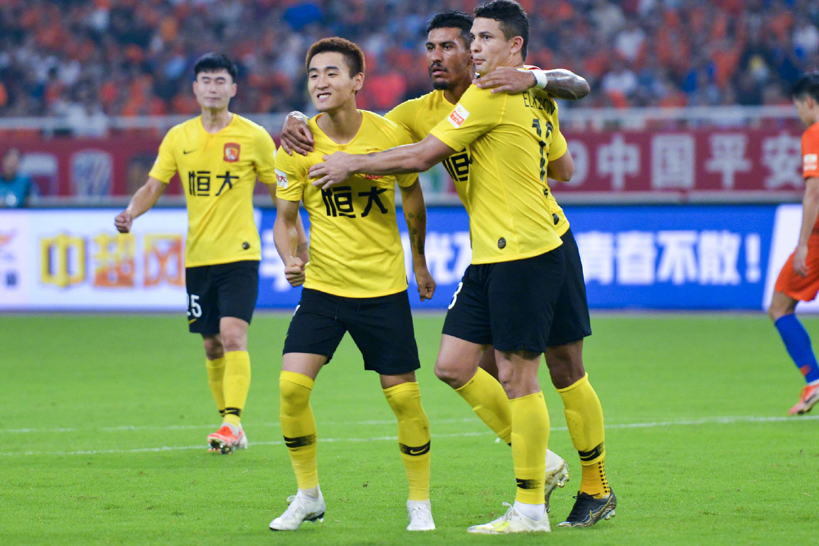 广州恒大队再次完胜对手，豪取联赛连胜