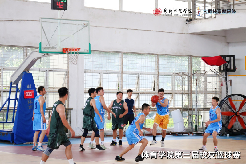 包含体育学院举办篮球比赛，学生斗志昂扬的词条