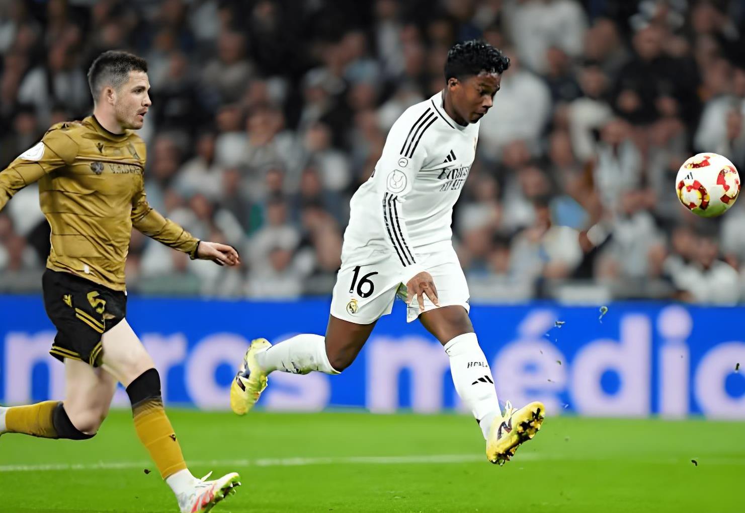 塞浦路斯球员在比赛中展现冷静射门