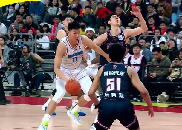 球队遭遇集体伤病潮，教练寻找替补方案