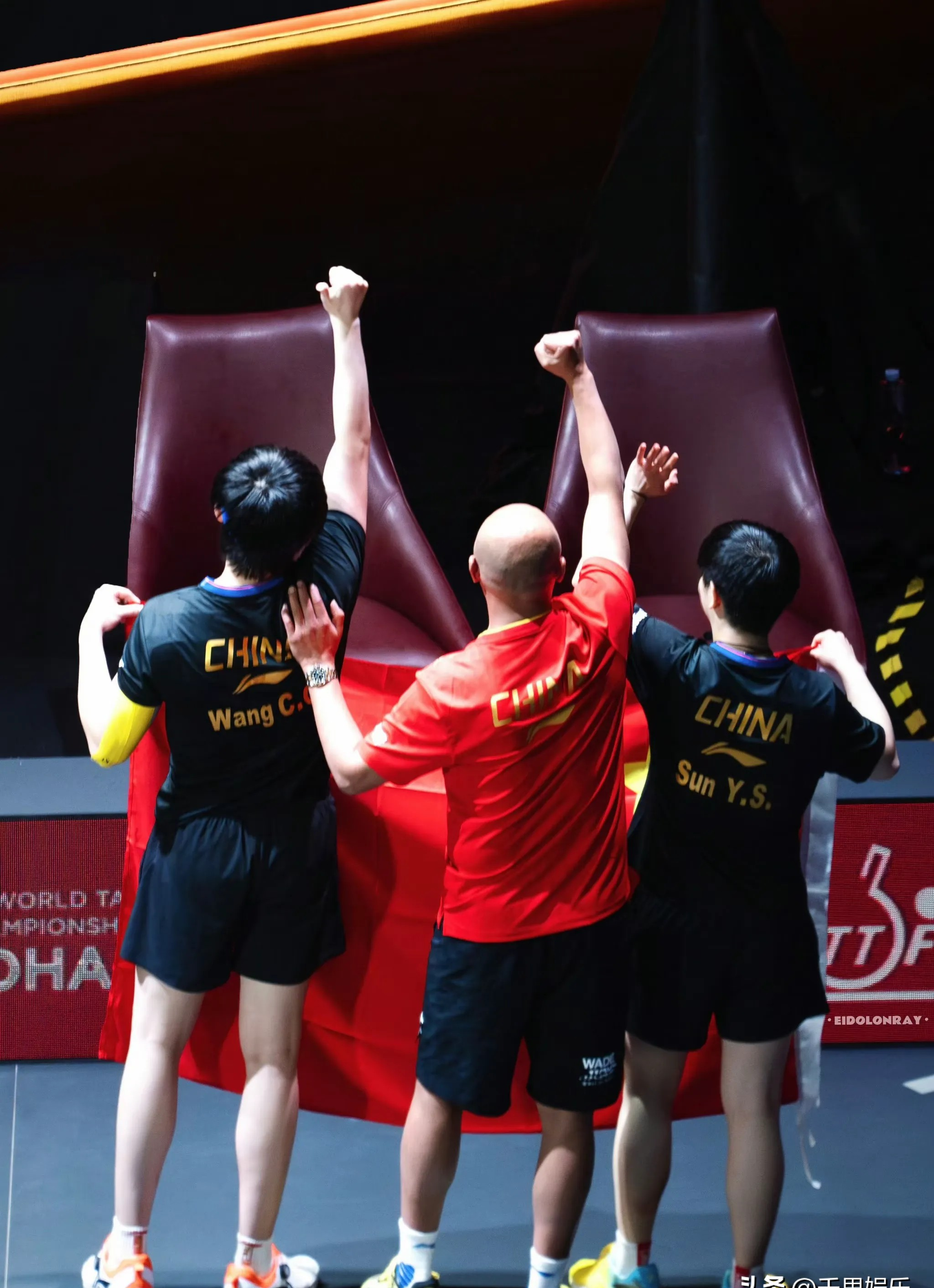 比武拼杀,球场上展现出激烈的竞争 比武拼杀,球场上展现出激烈的竞争