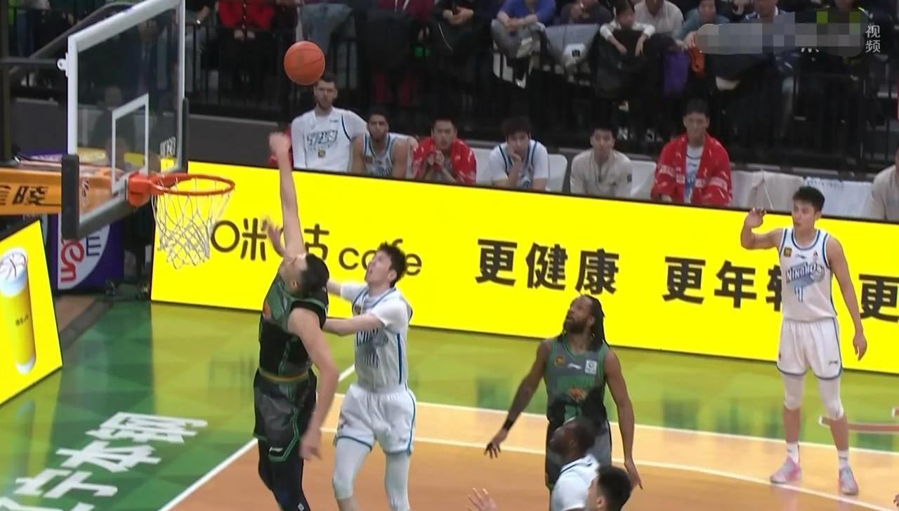 辽宁本钢韩德君砍下30分，帮助球队战胜新疆的简单介绍