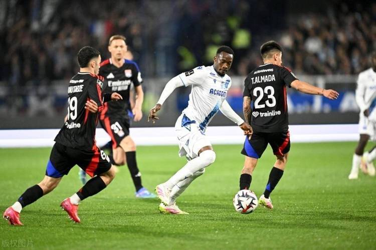 里尔队大胜法甲对手稳坐积分榜前列