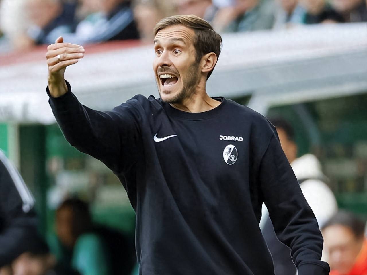 法兰克福客场遭遇惨败，球队需总结教训