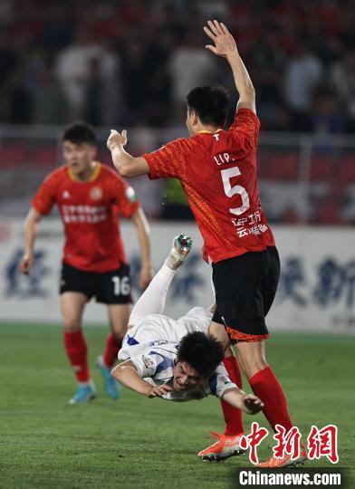 紧张的赛事，球员们全力拼搏