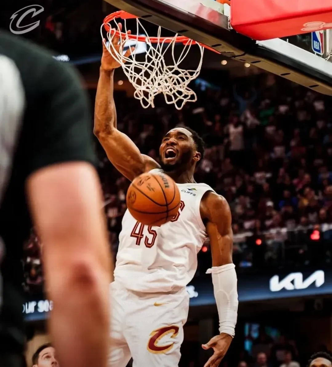 包含爵士主场大胜掘金，米切尔单节砍下25分的词条