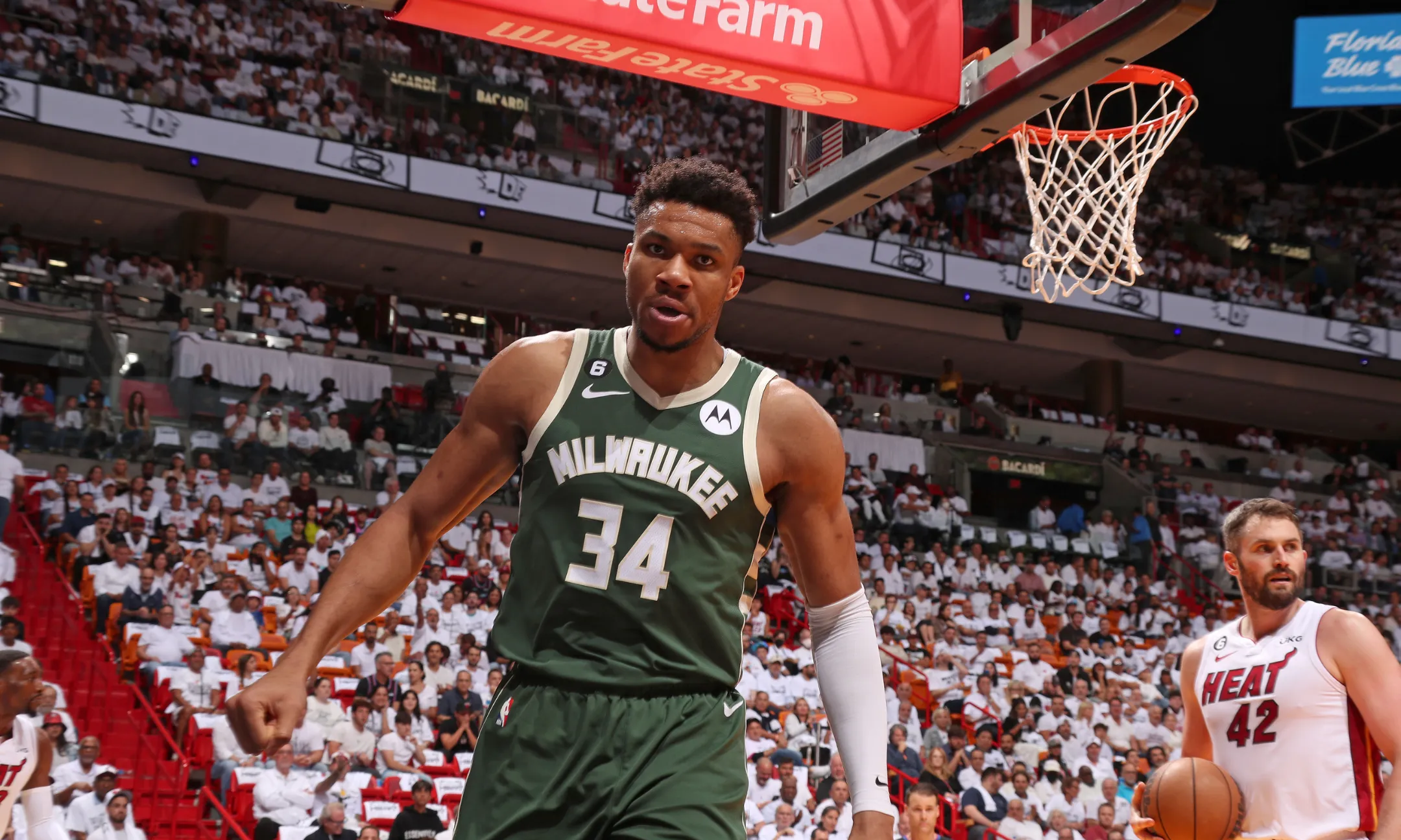 雄鹿主场击败独行侠，字母哥32分的简单介绍