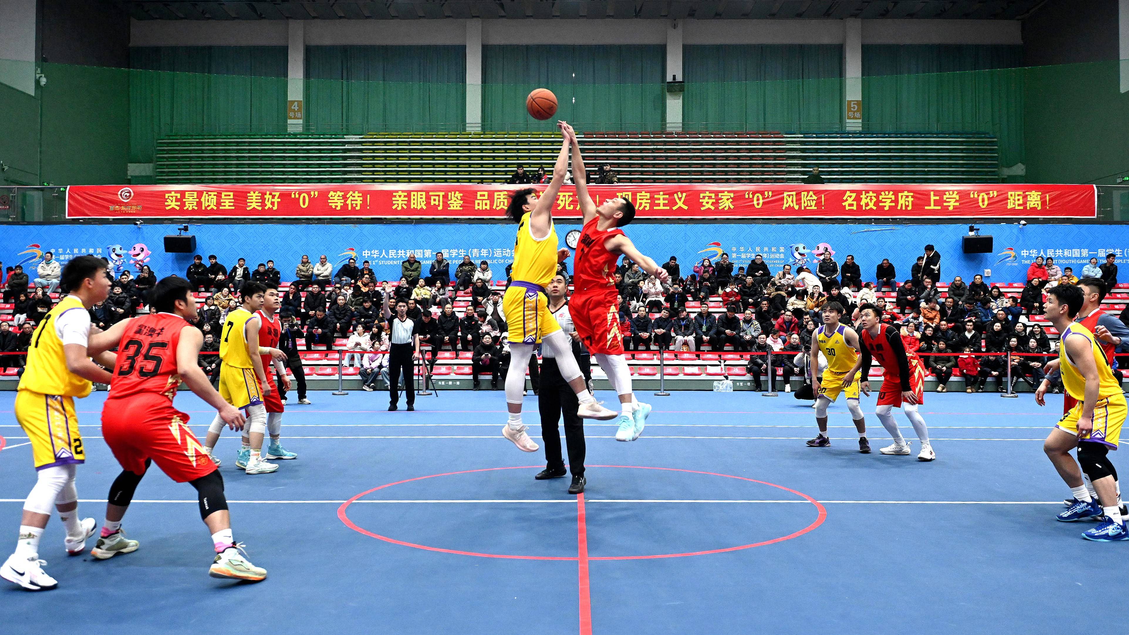 精彩比赛吸引大批篮球迷驻足观看