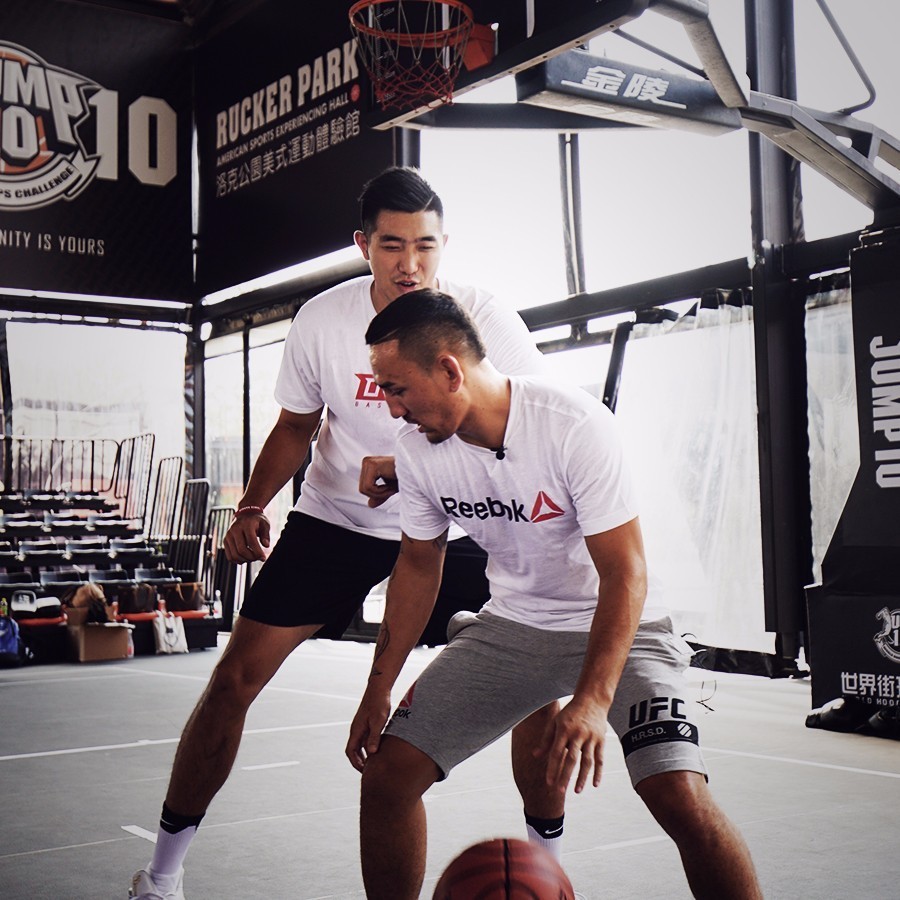 篮球联盟内外线对决火花四射的简单介绍