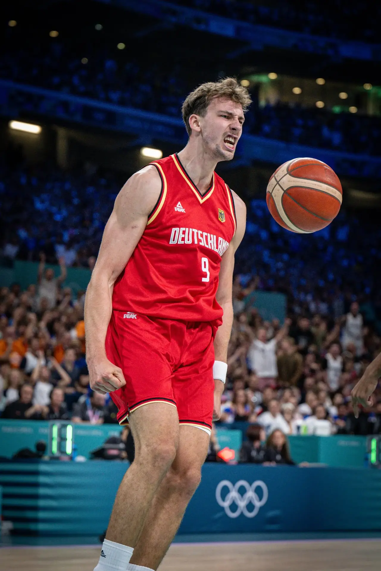 篮球联盟内外线对决火花四射的简单介绍